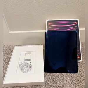 Apple iPad Pro 12.9-inch 6th generation WiFi +cellular  - Space Gray like new